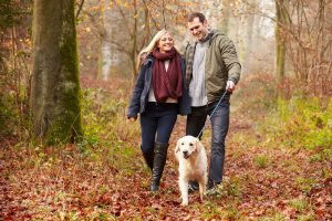 Un couple marche avec son chien